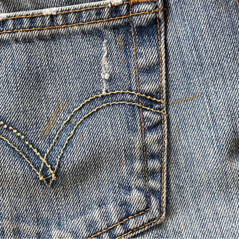 Vintage Y2K Levi’s 501 Button Fly Mid Rise Raw Hem Jean Shorts - Picture 10 of 10